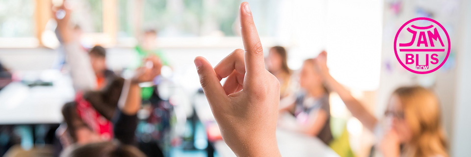 Aufzeigende Hand im Unterricht mit Jambus Logo