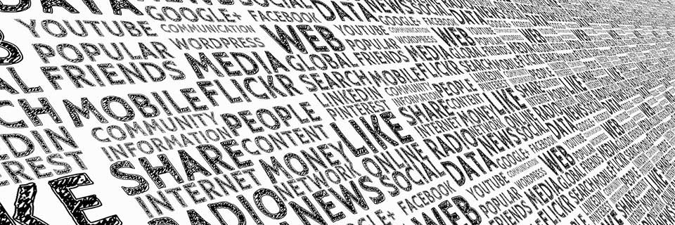 Verschiedene digitale Begriffe, die im Schriftstil einer Wortwolke dargestellt werden