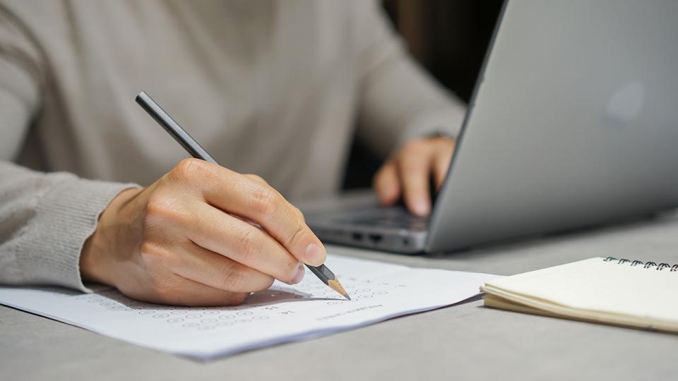 Zur Visualisierung des Menüpunktes EFV Übungen zeigt das Bild eine Person, die sich handschriftlich Notizen macht.