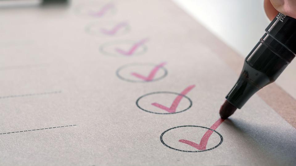 Eine Reihe von Aufgaben wird mit einem Rotstift abgehakt.