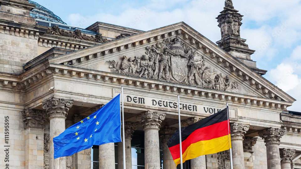 Deutsches Parlamentsgebäude, Reichstag von außen, Deutschland Fahne, Europa Fahne, Bundestag