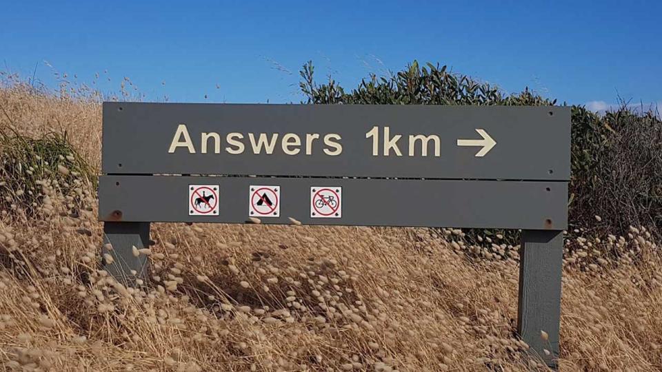 Straßenschild mit dem Hinweis, dass "answers" noch 1km entfernt sind