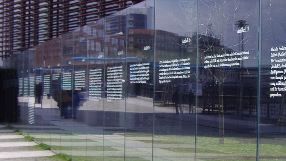 Artikel des Grundgesetzes auf einer Glaswand
