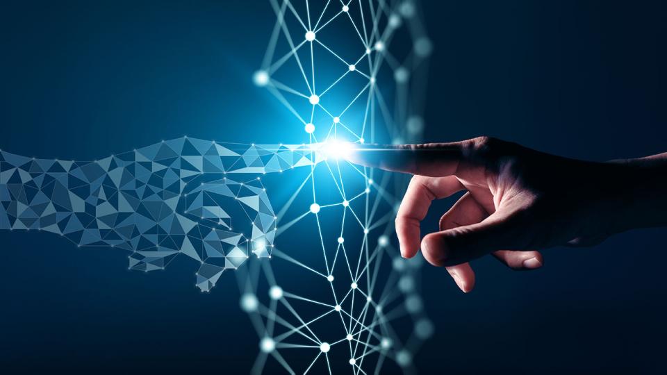 Finger zeigt auf digitalen Graphen und spiegelt auf der anderen Seite die Hand
