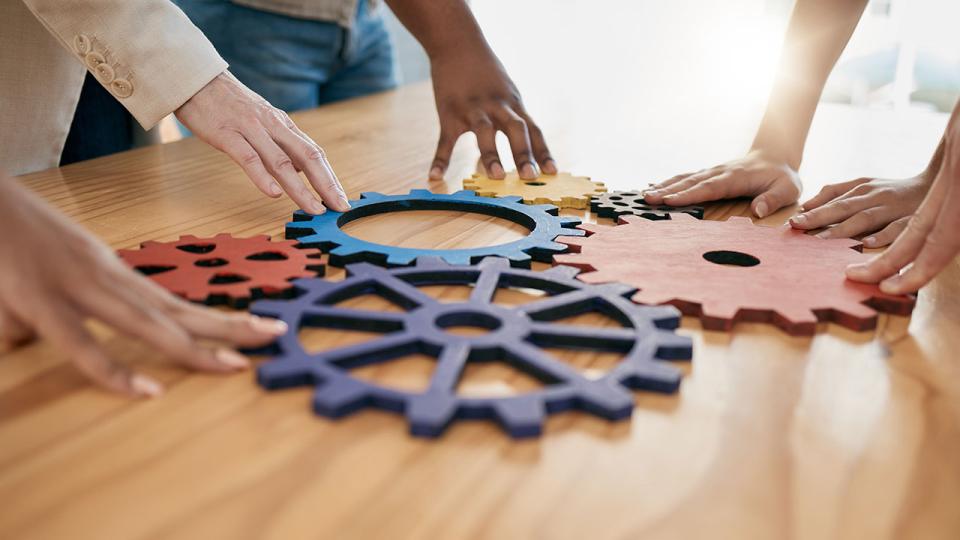 Hände, Zusammenarbeit und Ausrüstung mit einem Geschäftsteam, das in Synergie für Innovation in einem Workshop zusammenarbeitet. Treffen, Teamarbeit und Kreativität mit einer Gruppe von Männern und Frauen bei der Arbeit im Büro