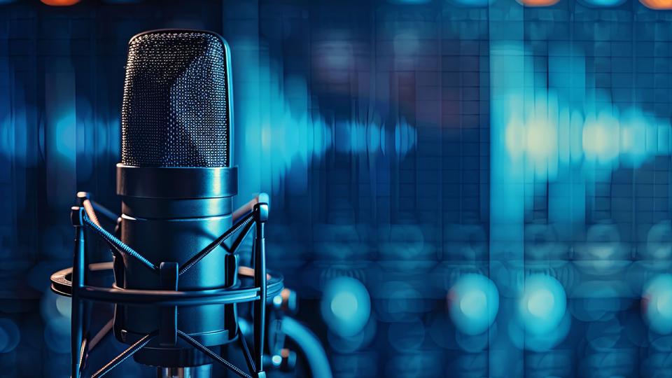 Professionelles Mikrofon mit digitaler Audio-Wellenform auf blauem Hintergrund