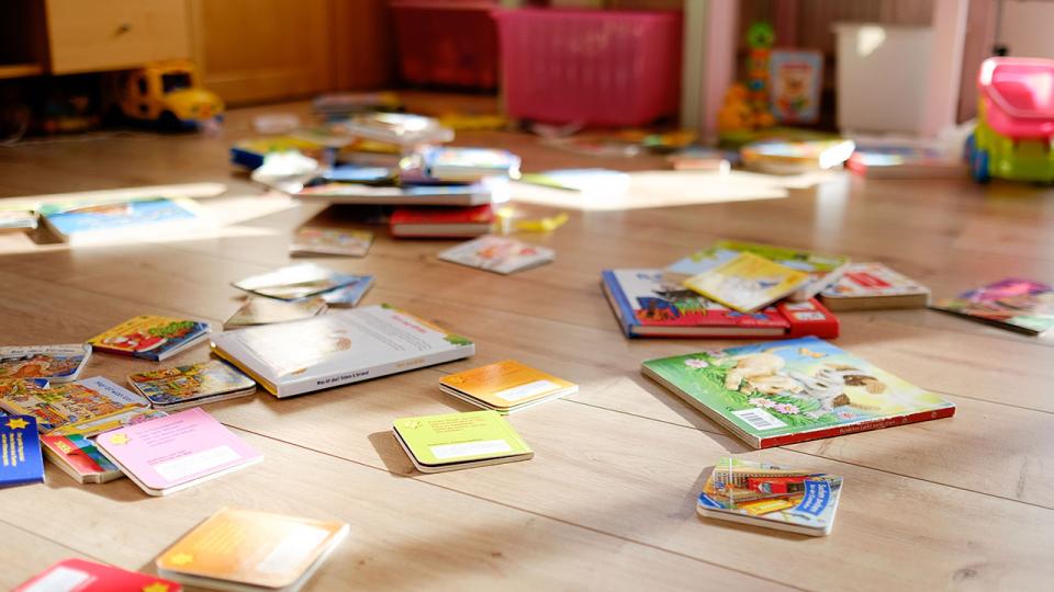 Bücher auf einem Fussboden