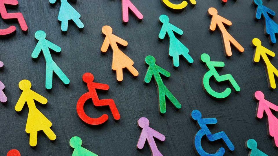 Bunte Figuren auf einer dunklen Oberfläche.