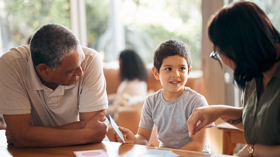 Home School, Lernen und Eltern unterstützen Kind mit Lektion und Flash-Karten für die Bildung. Studieren, Kind und Großvater mit Lehre, Kommunikation und Bindung von Entwicklung und Gespräch