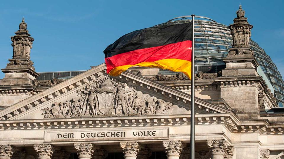 Die Flagge der Bundesrepublik Deutschland weht vor dem Deutschen Bundestag, Berlin, Deutschland, Europa