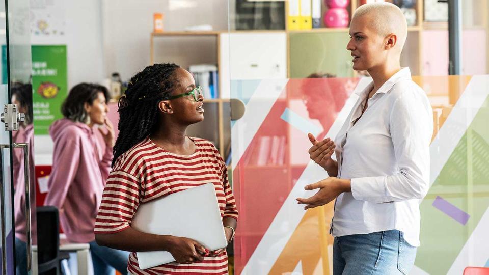 In der Lobby findet ein Brainstorming einer Gruppe von Studenten über Bildung, Kultur, Menschenrechte und die Gleichstellung von Ethnien statt.