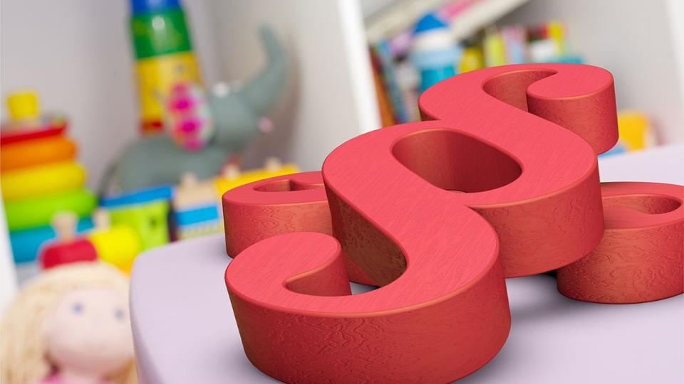 Große Paragraph-Zeichen vor Spielzeug