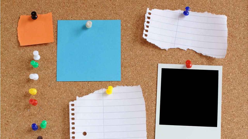 Bunte Ordnung an Kork Pinwand