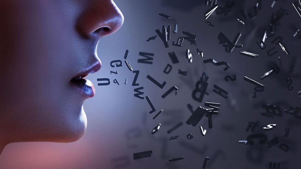 Frau spricht, Buchstaben kommen aus dem Mund