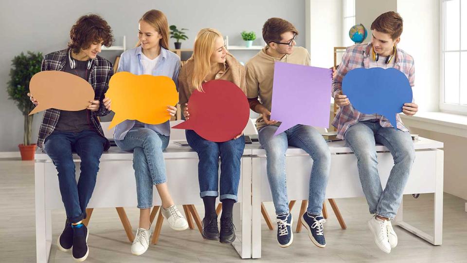 Kreative junge Menschen, Schulkameraden, Studenten halten bunte Papier Karton Sprechblasen, den Austausch von Meinungen, die Suche nach gemeinsamen Gründen, Interessen, Ideen.