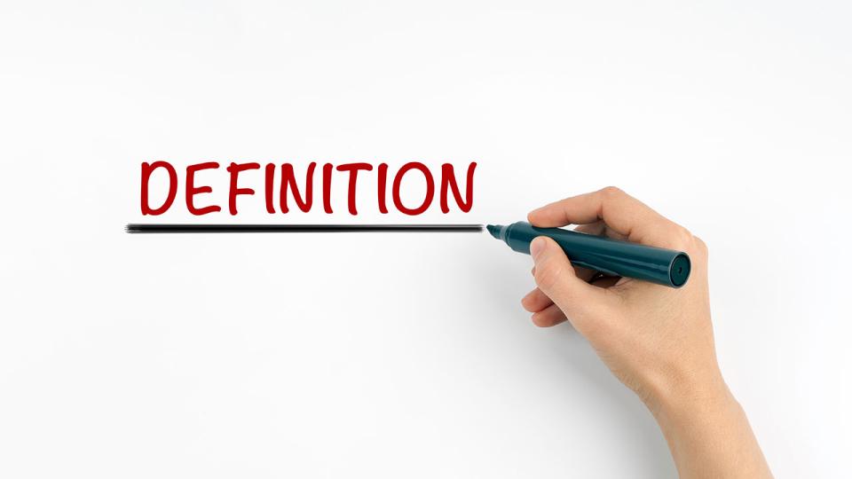 Hand, die mit Marker das Wort Definition schreibt