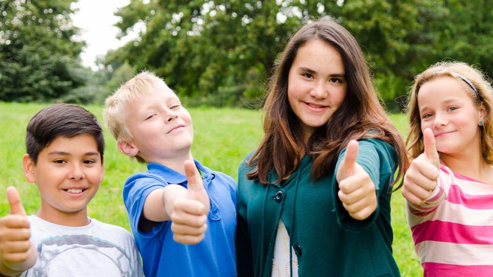 Teenagergruppe zeigt Daumen hoch