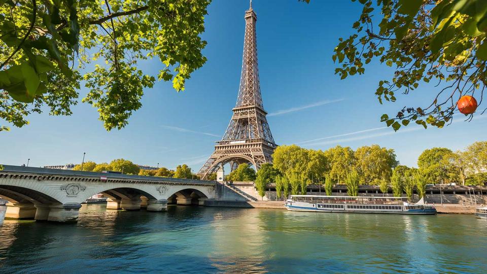 Die Seine, im Hintergrund der Eifelturm