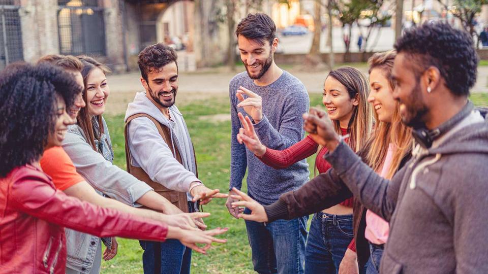 Eine Gruppe von Freunden zählt die Finger. Demokratische Entscheidung Konzept.