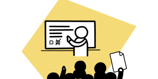 Illustration einer Guppe, die vor einer Person an einer Tafel stehend sitzt. Ein Mitglied der Gruppe hält ein Blatt hoch, ein anderes hebt den Arm. 