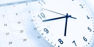 Ein Kalenderblatt und das Ziffernblatt einer Uhr.
