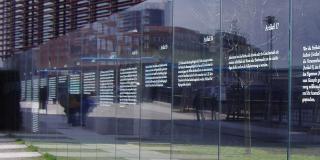 Artikel des Grundgesetzes auf einer Glaswand