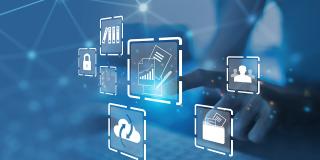 Geschäftsfrau, die einen Computer benutzt, um ein Dokumentationskonzept, eine Online-Dokumentationsdatenbank und ein digitales Dateispeichersystem/eine Software zu erstellen, Aktenführung, Datenbanktechnologie, Dateizugriff