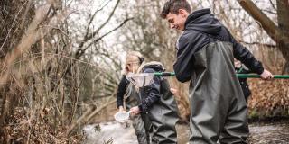 Schüler*innen bei der Fließgewässerforschung an der Erft