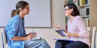 Beraterin im Gespräch mit und Hilfe für einen männlichen Teenager