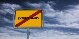 Ortsausgangsschild mit Schriftzug Extremismus