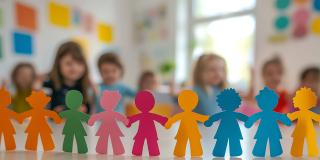 Regenbogenfarbenes Papier menschliche Figuren halten ihre Hände auf Kindergarten oder Schule Hintergrund.