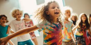 Eine Gruppe lustiger Kinder tanzt.