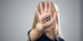 Kleines Mädchen zeigt Stoppschild