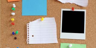 Bunte Ordnung an Kork Pinwand