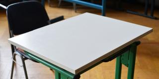 Leerer Schultisch im Klassenraum