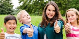 Teenagergruppe zeigt Daumen hoch 