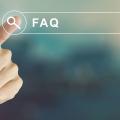 Grafische Darstellung eines auf ein virtuelles Suchfeld klickenden Fingers. Im Suchfeld steht der Begriff FAQ.