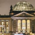Deutscher Bundestag beleuchtet mit der Schrift "#We remember"