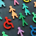 Bunte Figuren auf einer dunklen Oberfläche.