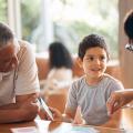 Home School, Lernen und Eltern unterstützen Kind mit Lektion und Flash-Karten für die Bildung. Studieren, Kind und Großvater mit Lehre, Kommunikation und Bindung von Entwicklung und Gespräch