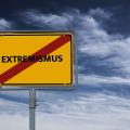 Ortsausgangsschild mit Schriftzug Extremismus