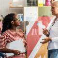 In der Lobby findet ein Brainstorming einer Gruppe von Studenten über Bildung, Kultur, Menschenrechte und die Gleichstellung von Ethnien statt.