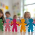 Regenbogenfarbenes Papier menschliche Figuren halten ihre Hände auf Kindergarten oder Schule Hintergrund.