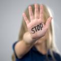 Kleines Mädchen zeigt Stoppschild