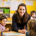 Lehrerin mit ihren Kindergartenkindern im Unterricht