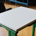 Leerer Schultisch im Klassenraum