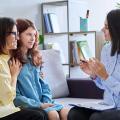 Mutter und Tochter im Teenageralter in Einzeltherapie beim Kinderpsychologen im Büro.