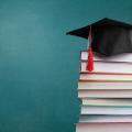 Bücherstapel mit Hut oben drauf