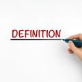 Hand, die mit Marker das Wort Definition schreibt